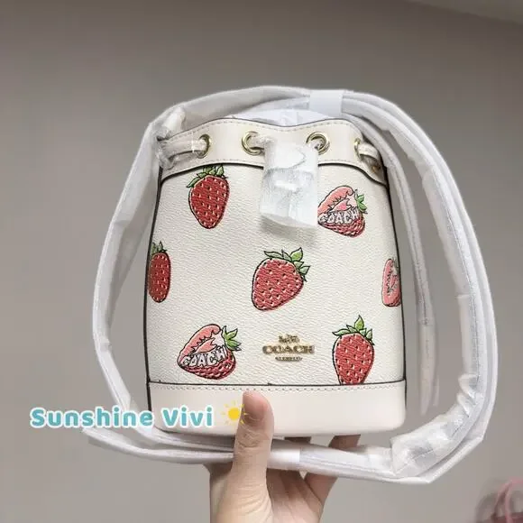 日本未入荷 Coach CAL11 Mini Bucket Bag フルーツ柄 Coach | Bags | Nwt Coach Mini Bucket Bag Strawberry Print